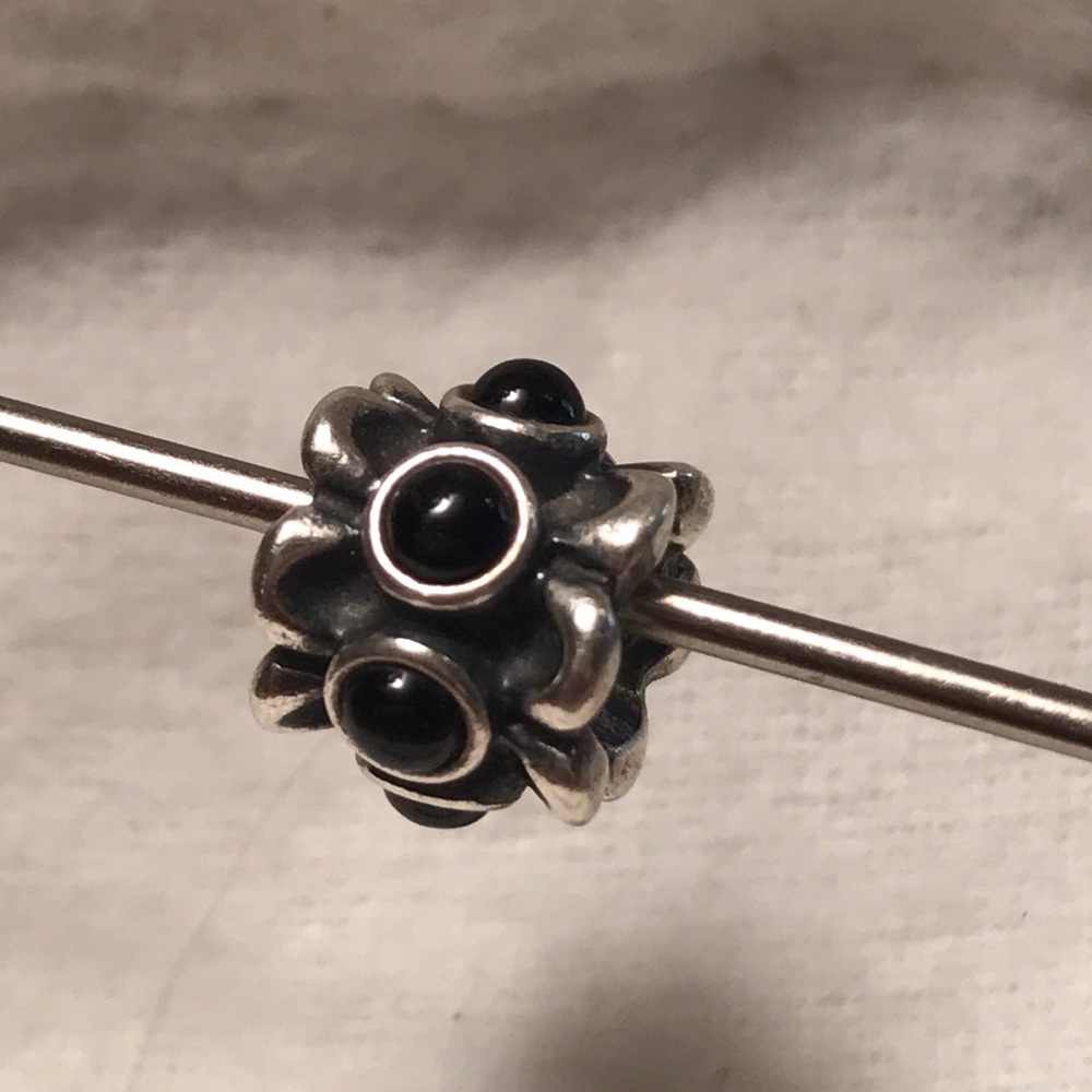 Pandora Curled Flower Petals & Black Stone